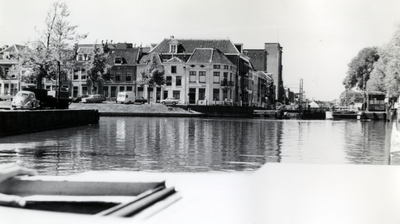 825944 Gezicht op de Stadsbuitengracht te hoogte van de Weerdsluis te Utrecht, met op de achtergrond de bebouwing aan ...